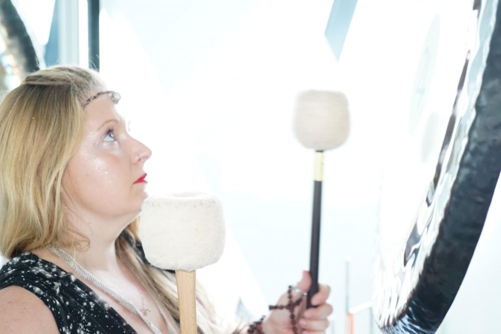 Charlie-Merton-gong-close