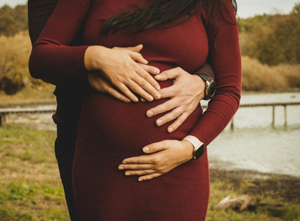 Pregnant-couple-unsplash