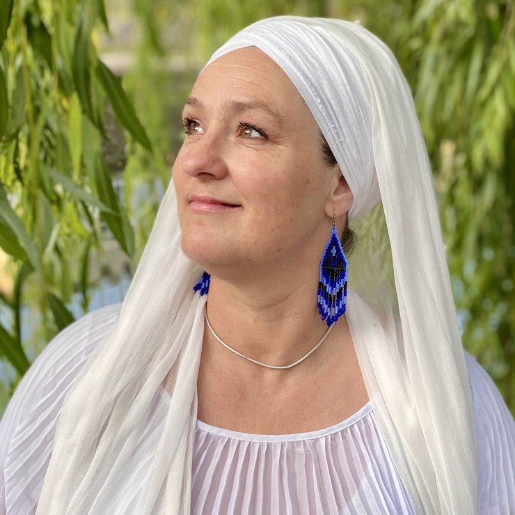 Siri-with-blue-earings